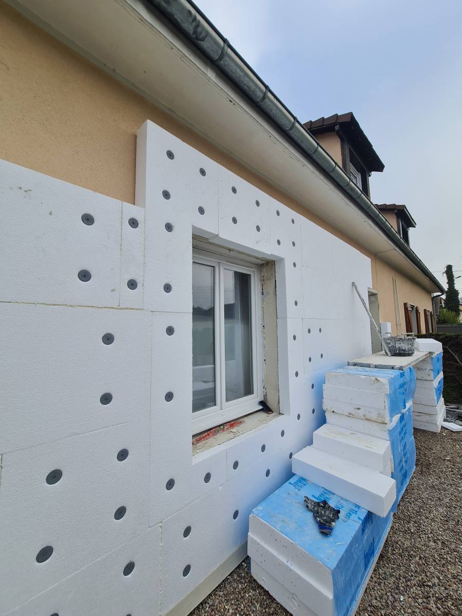 Exemple de chantier d'isolation avec panneaux webertherm WEBER, à Bourg-Achard