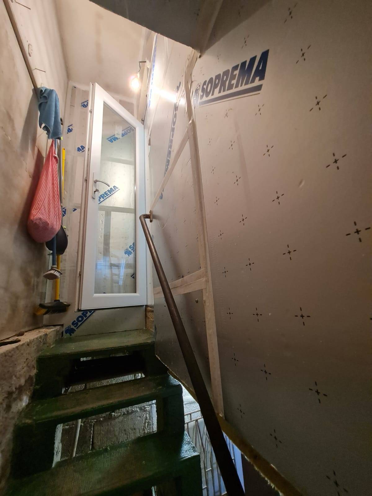 Travaux d'isolation sur les plafonds d'une cave, et dans une cage d'escalier à Saint-Étienne-du-Rouvray