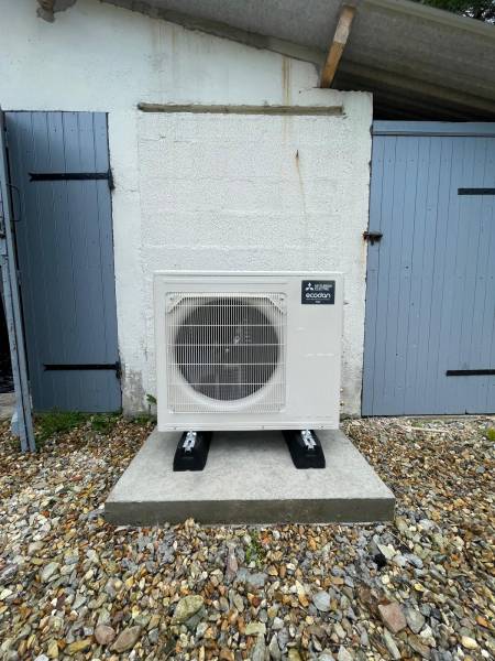 Pompe à chaleur air/eau installée par Isoltrade en Normandie