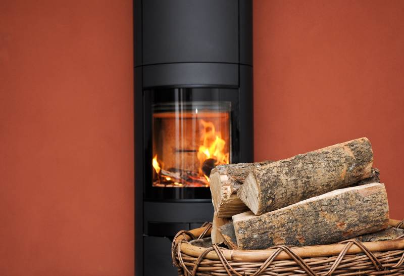 Installation d'un poêle à bois dans une maison pour réduire ses factures de chauffage, près du Havre